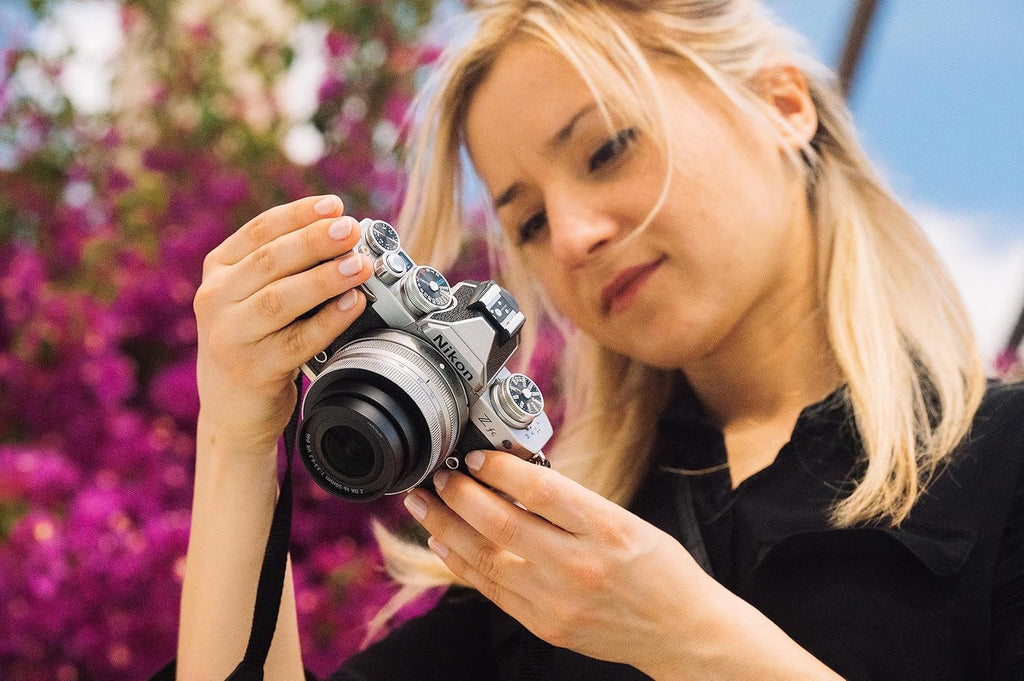 NIKON KIT Z fc + NIKKOR DX Z 16-50 mm VR Limited Edition, hybrid camera with DX sensor (20.9 MP, 4K/30p, 11 fps burst shooting, tilting touchscreen)